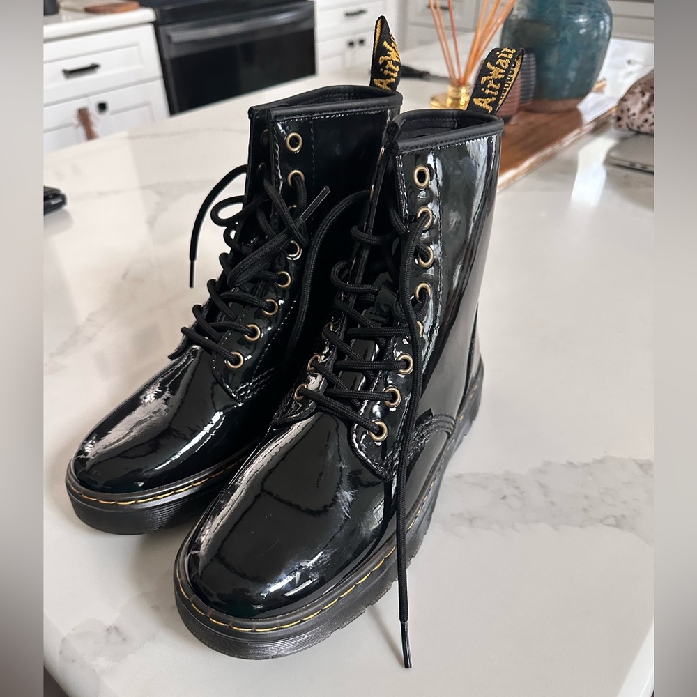 DR. MARTENS WOMENS ZAVALA COMBAT BOOT - BLACK